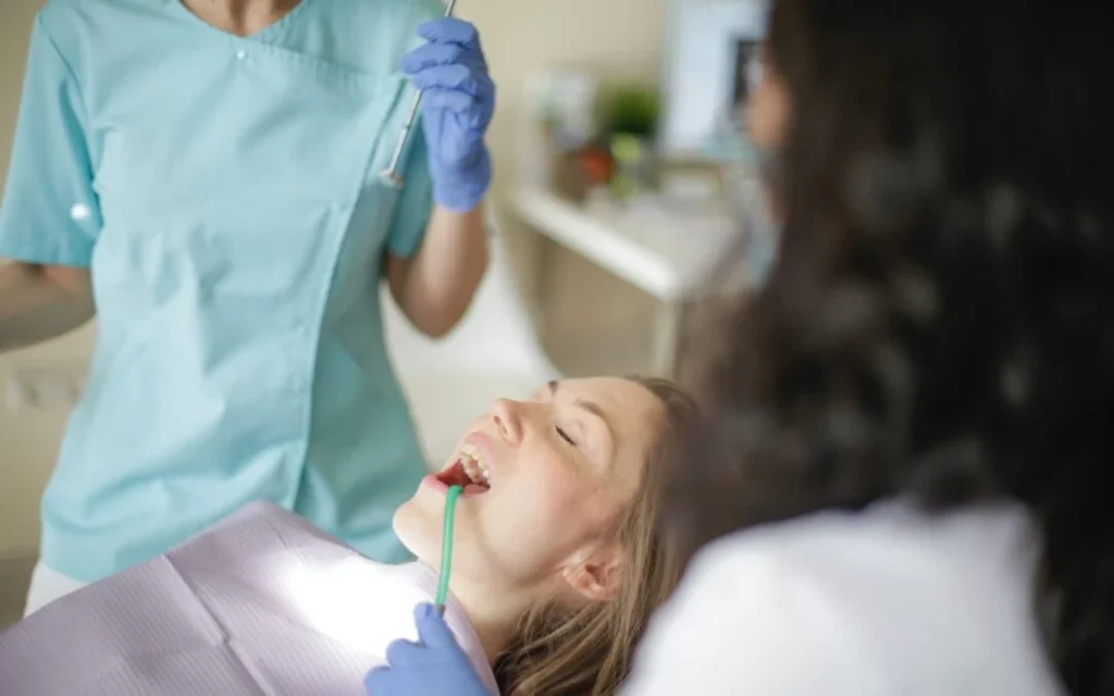 How Dentists Spot Cracks Grays